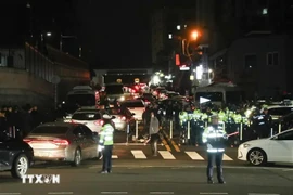 Police officers on duty outside the presidential office in Seoul. (Photo: Yonhap)