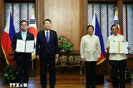 Philippine President Ferdinand Marcos Jr. (second from right) and his Korean counterpart Yoon Suk Yeol (second from left) at the signing ceremony of the Memorandum of Understanding in Manila on October 7, 2024. (Photo: Yonhap/VNA)