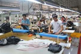 Suits are produced for export at Kad Industrial.S.A Vietnam Company in the Hoa Khanh Industrial Zone of the central city of Da Nang (Photo: VNA)