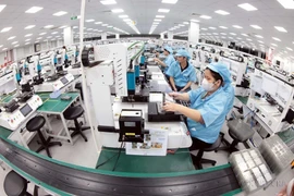 Workers produce electronic components at a factory of the Khvatec Thai Nguyen Co. Ltd, invested by the Republic of Korea, in the Yen Binh industrial park in Pho Yen city, Thai Nguyen province. (Photo: VNA)