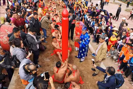 Vietnamese, RoK tugging rituals, games performed in Hanoi 
