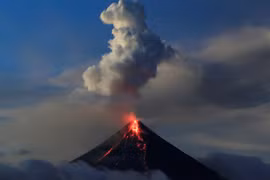 Philippine Mayon volcano eruption: shelters in poor sanitation conditions 