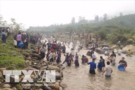 Lao ethnics in Dien Bien celebrate water splashing festival