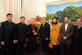 Hanoi Archdiocese leader extends Tet greetings to city Party Committee