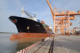 Hai Phong port welcomes largest ever container ship