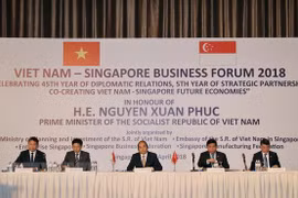 PM urges strong changes in Vietnam-Singapore economic partnership 