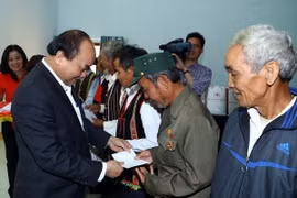 PM presents Tet gifts to poor ethnic households in Dak Nong 