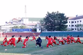 Vietnam’s national football team trains for AFF Cup in Laos