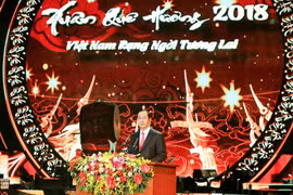 Art show welcomes overseas Vietnamese returning for Tet