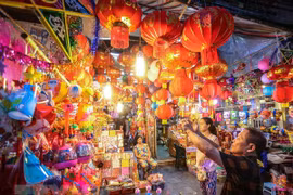 Lantern crafting village busy before Mid-Autumn Festival