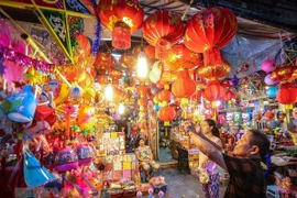 Lantern crafting village busy before Mid-Autumn Festival