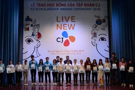 Korean group offers scholarships to students in Lam Dong