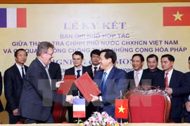 Vietnam, France shake hands in combating corruption