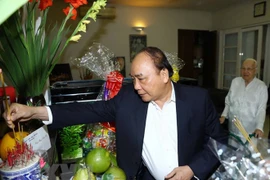 PM pays tribute to late Party, gov’t leaders