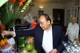 PM pays tribute to late Party, gov’t leaders