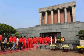 Over 18,000 people pay tribute to Uncle Ho during Tet