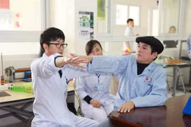 Japanese volunteer helps stroke patients