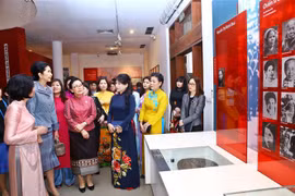 Spouses of GMS leaders learn about life of Vietnamese women in history