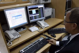Widespread money outflow triggers tumble of indexes