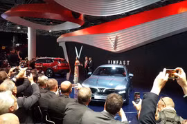 Vietnamese firm introduces car models at Paris Motor Show