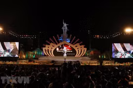 PM pays respect to fallen youth volunteers at Dong Loc T-junction 