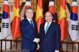PM Nguyen Xuan Phuc meets RoK President Moon Jae-in