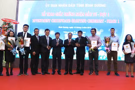 Binh Duong grants investment certificates to 19 projects