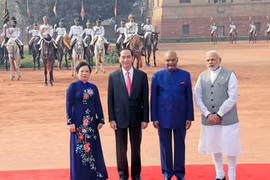 Gun salute welcomes President Tran Dai Quang in New Delhi
