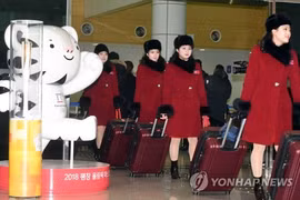 DPRK cheer team arrives in RoK for Winter Olympics