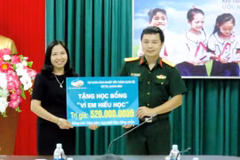 Quang Binh: 520 scholarships presented to poor gifted students