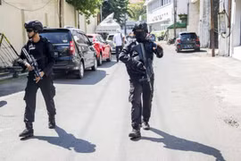 Indonesia: blast at police headquarters conducted by family of five 
