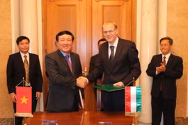 Vietnam, Hungary supreme courts sign MoU