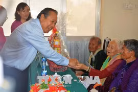 Deputy PM presents gifts to Heroic Vietnamese Mothers 