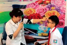 Son La: 1,000 ethnic minority students receive free sight tests