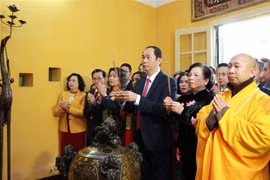 State leader offers incense to President Ho Chi Minh