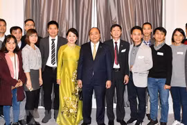 PM meets with Vietnamese expats in Denmark 