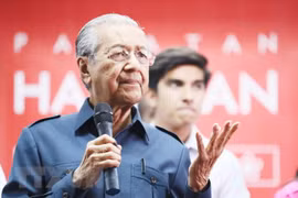 Malaysian PM vows to cut public debt, downsize government 