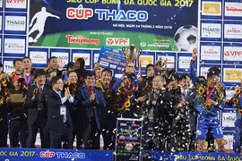 Quang Nam team takes National Super Cup trophy