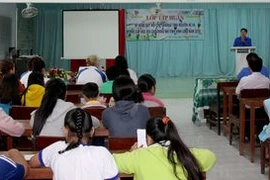 Vinh Long launches swimming course to students, teachers