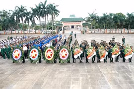 Cambodia’s royal army offer incense to fallen Vietnamese volunteers