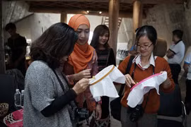 Vietnamese, Indonesian artisans present traditional batik, brocade art