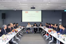 PM holds dialogue with Singaporean business leaders 