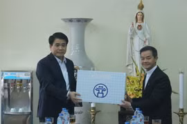 Authorities greet Catholics, overseas Vietnamese on Lunar New Year
