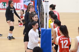 US female junior volleyball players play in Vietnam