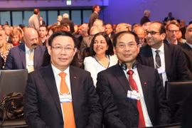 Deputy PM continues activities in WEF Meeting 