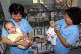 HCM City gov't workers seek higher wages