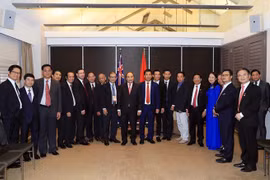 PM meets with Vietnamese businessmen, intellectuals in Australia