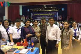 ASEAN writers talk reading books in Laos