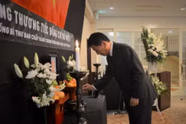 Foreign friends pay homage to former Party chief Do Muoi 