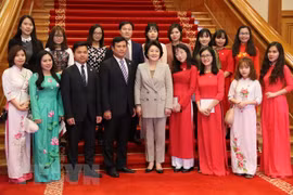 RoK First Lady meets Vietnamese students